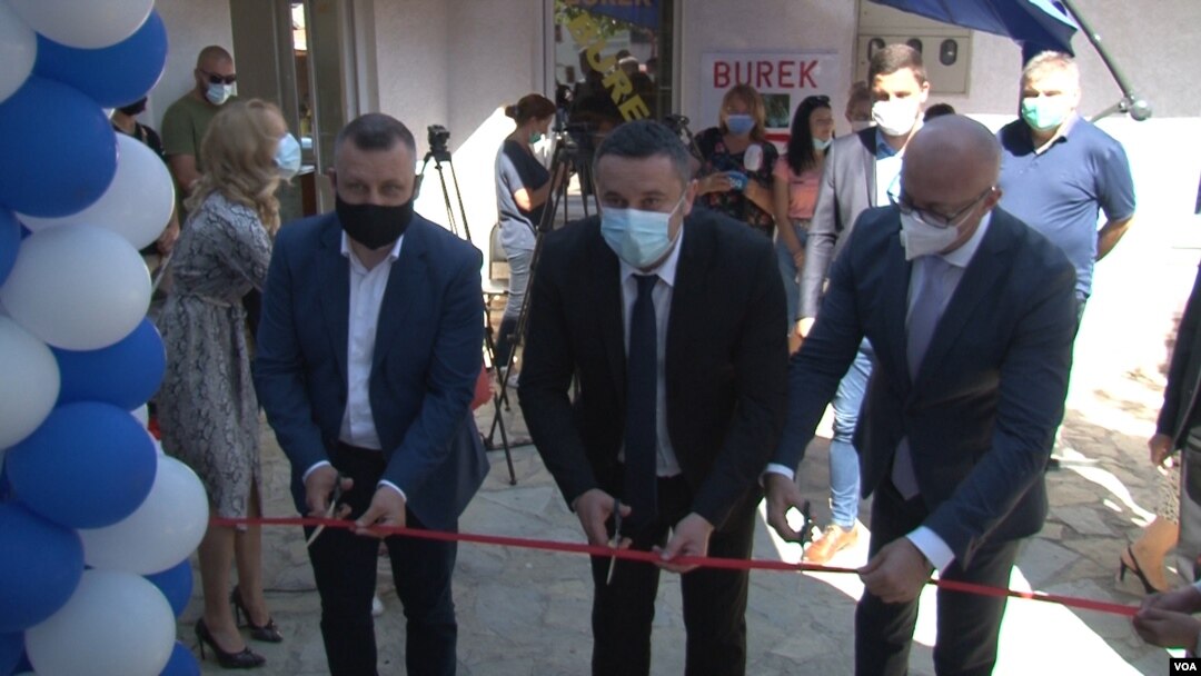 Dalibor Jevtić, Srđan Popović i Goran Rakić (s leva) otvaraju Omladinski centar u Čaglavici (Foto: VOA)
