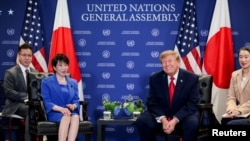 2026년 9월 22일 미국 뉴욕시에서 열린 제81차 유엔총회(UNGA) 중 도널드 트럼프 미국 대통령이 다카이치 사나에 일본 총리와 양자 회담을 하고 있다.