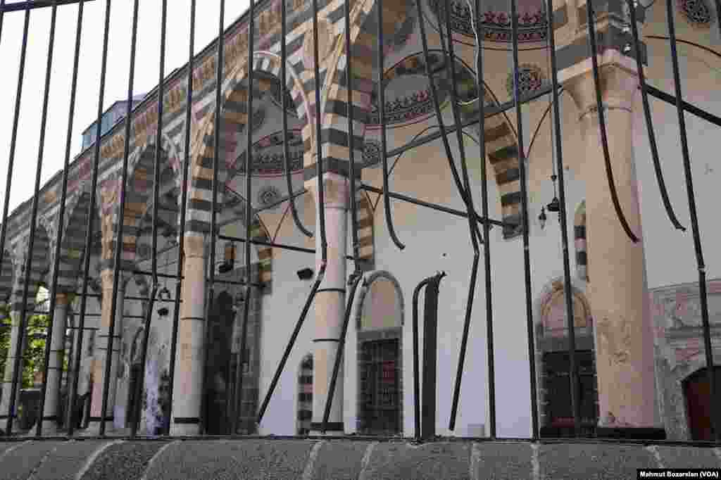 Sur ilçesindeki 500 yıllık Kurşunlu Camii dünkü saldırılarda yakıldı. Büyükşehir Belediyesi İtfaiye Müdürlüğü güvenlik gerekçesiyle yangına müdahale etmelerine izin verilmediğini söyledi. Önceki gün görgü tanıklarının telefonla aktardıklarına göre, bölgedeki tarihi bir hamam da yandı. Daha önce de 515 yıllık Dört Ayaklı Minare kurşunlara hedef olmuştu.