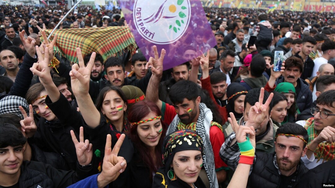 Halkların Eşitlik ve Demokrasi Partisi’nin (DEM Parti) 31 Mart yerel seçimlerinde kazandığı bazı belediyelerin meclis toplantılarında İstiklal Marşı okutmadığı ve bayrak asılmadığı iddiaları tartışmaya yol açtı.
