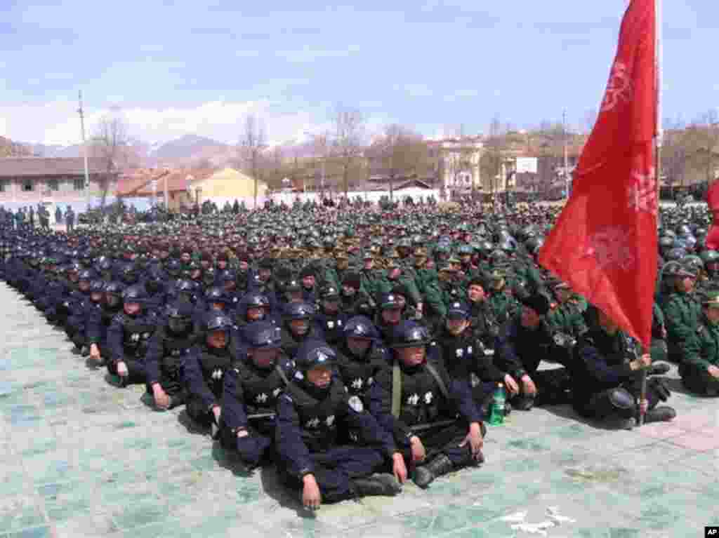 中国警方镇压西藏僧侣照片