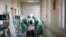 Un patient pratique des exercices de rééducation avec des kinésithérapeutes à l'unité post COVID-19 du Centre Hospitalier de Bligny à Briis-sous-Forges lors de la pandémie du COVID-19 en France, le 29 avril 2020. REUTERS / Benoit Tessier