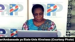 Julienne Lusenge mobundi ya makoki ya basi azwi mbano ya "mwasi ya mpiko" na mbulamatari ya Amerika, Kinshasa, 3 mars 2021. (Twitter/Ambassade ya Etats-Unis Kinshasa)