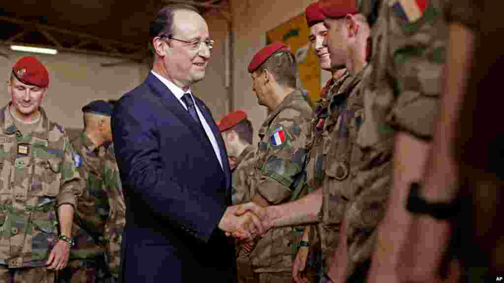 Le président français François Hollande, salué les troupes françaises à son arrivée au siège de l&#39;opération militaire française à l&#39;aéroport M&#39;Poko à Bangui, le 28 février 2014.