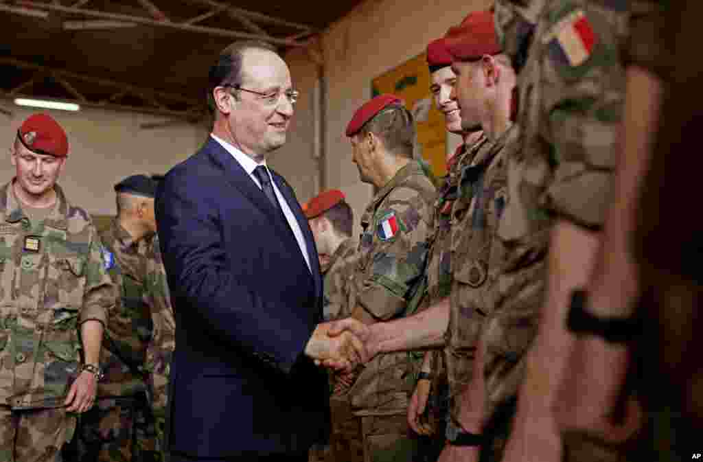 Presiden Perancis Francois Hollande menyalami pasukan Perancis saat tiba di markas operasi militer negaranya di bandar udara M&#39;Poko di Bangui, Republik Afrika Tengah (28/2).