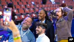 ARCHIVO - El congresista Malcolm Kenyatta, en el centro, posa con un grupo de creadores de contenido en la Convención Nacional Demócrata, el 22 de agosto de 2024, en el United Center en Chicago.