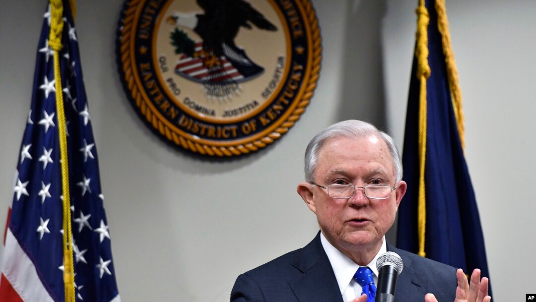 Jaksa Agung Jeff Sessions, berpidato di hadapan para penegak hukum AS dalam pertemuan di kantor Jaksa Penuntut Amerika Serikat, di Lexington, Kentucky, 15 Maret 2018. (Foto: dok).