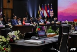 Kursi yang disediakan untuk Myanmar dibiarkan kosong selama sesi retret KTT ke-43 Perhimpunan Bangsa-Bangsa Asia Tenggara (ASEAN) di Jakarta, 5 September 2023. (Foto: Mast Irham/Pool/AFP)