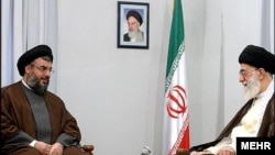 Hassan Nasrallah, à gauche, en compagnie de l'ayatollah Ali Khamenei, Guide suprême de l'Iran en 2005.