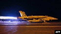 Sebuah jet tempur AS lepas landas dari kapal induk USS Dwight D. Eisenhower selama operasi militer sebagai tanggapan terhadap meningkatnya serangan Houthi yang didukung Iran terhadap kapal-kapal di Laut Merah.