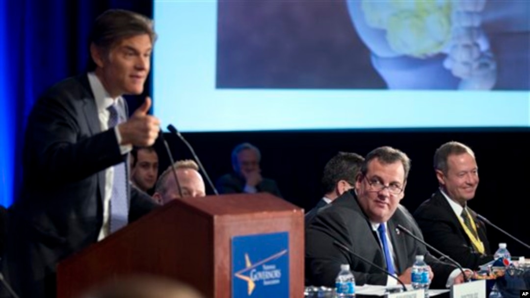 Gubernur New Jersey Chris Christie (tengah) dan Gubernur Maryland Martin O'Malley (kanan) mendengarkan pidato Dr. Mehmet Oz dalam pertemuan Asosiasi Gubernur di Washington. (Foto: Dok)