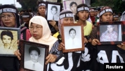 Sekitar 300 warga turun ke jalan pada 1999 membawa foto-foto kerabat yang tewas dalam kerusuhan Mei 1998. (Foto: Dok)