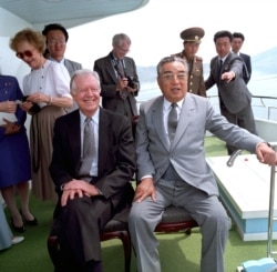 지난 1994년 6월 지미 카터 전 미 대통령(왼쪽)이 평양을 방문해 김일성 북한 주석(왼쪽)과 만났다. 김일성 주석은 그 후 불과 몇 주 후에 사망했다.