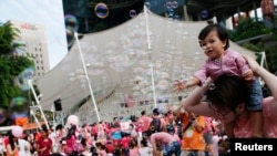 Seorang balita sedang bermain di festival tahunan Pink Dot di Singapura, 28 Juni 2014. Festival Pink Dot diselenggarakan untuk kampanye anti diskriminasi komunitas LGBT di Singapura. (Foto:Dok)