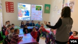 Enfants syriens dans une salle de classe du Centre Himaya, organisation libanaise qui oeuvre à la protection et l'éducation des filles (Nisan Ahmado/VOA/Juillet 2019)