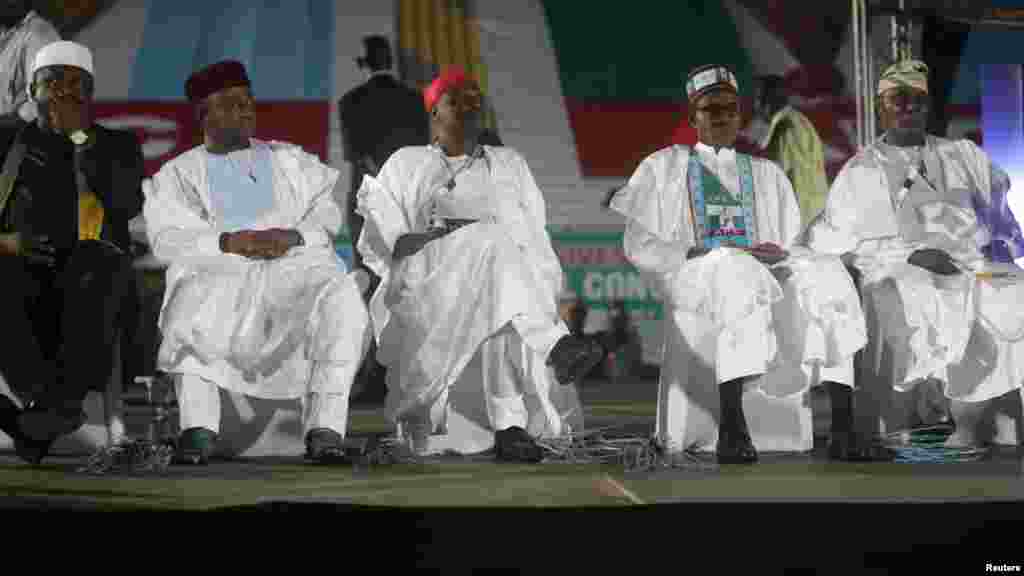 ‘Yan takarar shugaban kasa Rochas Okorocha, Sam Nida-Isaiah, Rabiu Kwankwaso, Muhammadu Buhari da Atiku Abubakar suna zaune a lokacin da suke gabatar da kudurinsu a babban taron APC, Disamba 11, 2014.