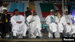 ‘Yan takarar shugaban kasa Rochas Okorocha, Sam Nida-Isaiah, Rabiu Kwankwaso, Muhammadu Buhari da Atiku Abubakar suna zaune a lokacin da suke gabatar da kudurinsu a babban taron APC, Disamba 11, 2014.