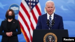 Presiden AS Joe Biden didampingi Wakil Presiden Kamala Harris,‬ memberi pernyataan usai rapat dengan Tim Tanggap COVID-19, di Gedung Putih, Washington, 29 Maret 2021.