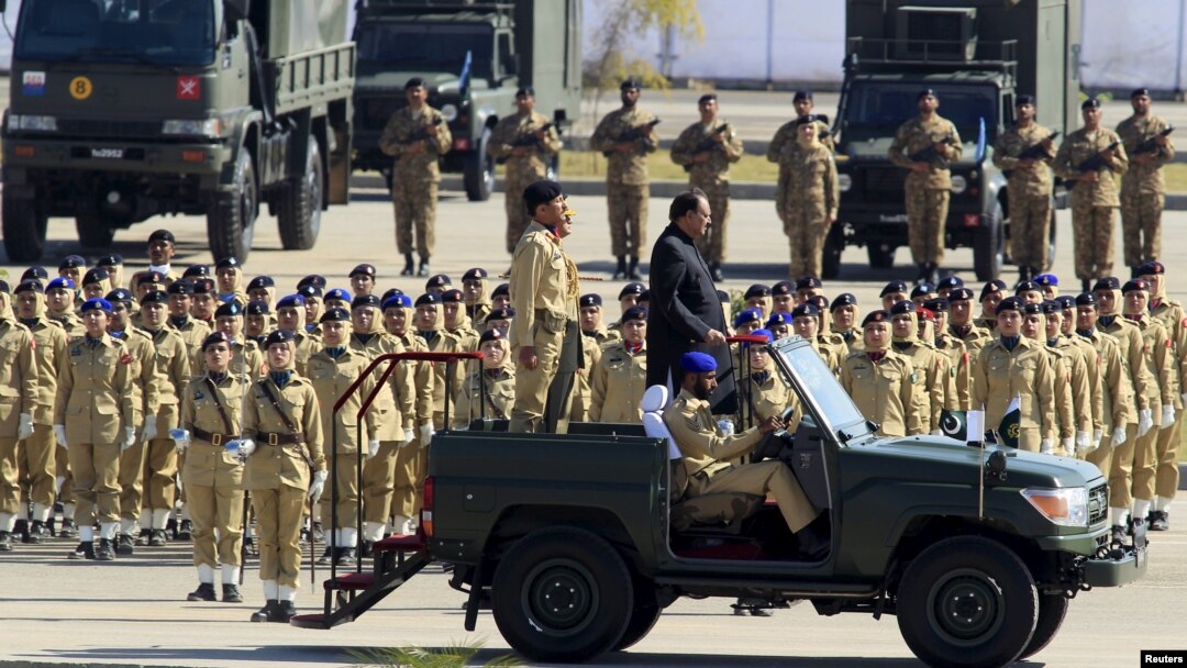Presiden Pakistan Mamnoon Hussain memeriksa pasukan dalam parade Hari Pakistan di Islamabad, 23 Maret 2015 (REUTERS/Faisal Mahmood )