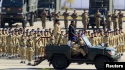 Presiden Pakistan Mamnoon Hussain memeriksa pasukan dalam parade Hari Pakistan di Islamabad, 23 Maret 2015 (REUTERS/Faisal Mahmood )