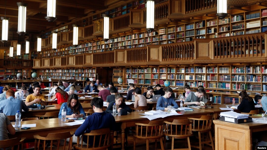 Mahasiwa Universitas KU Leuven di Leuven, Belgia sedang belajar di perpustakaan, 8 Juni 2016.