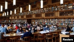 Mahasiwa Universitas KU Leuven di Leuven, Belgia sedang belajar di perpustakaan, 8 Juni 2016.