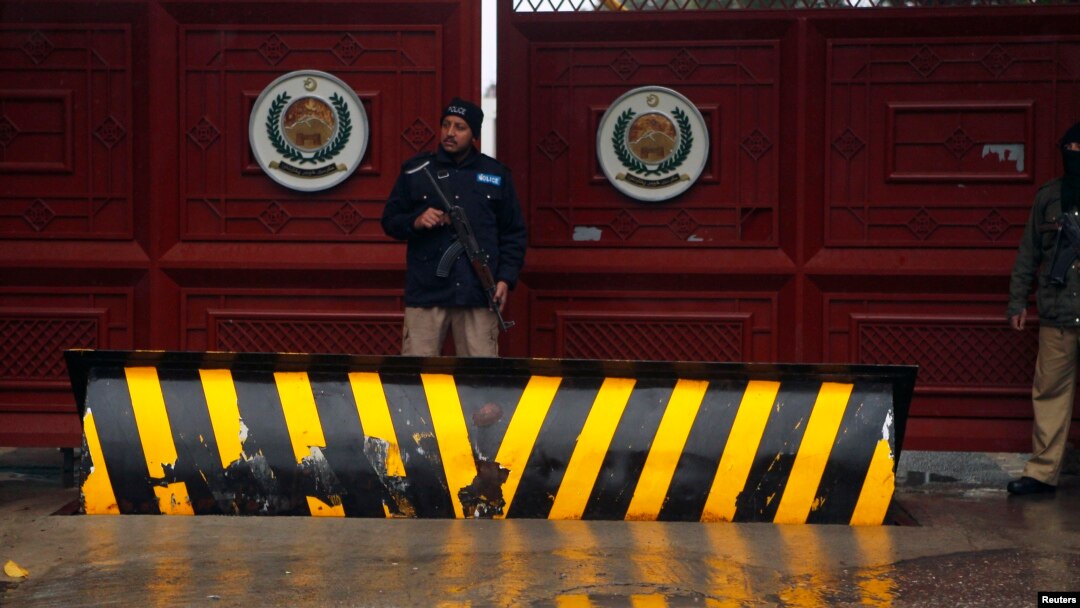 Polisi berjaga-jaga di luar Khyber Pakhtunkhwa House, tempat negosiasi berlangsung antara pejabat pemerintah Pakistan dan Taliban di Islamabad (6/2). (Reuters/Mian Khursheed)