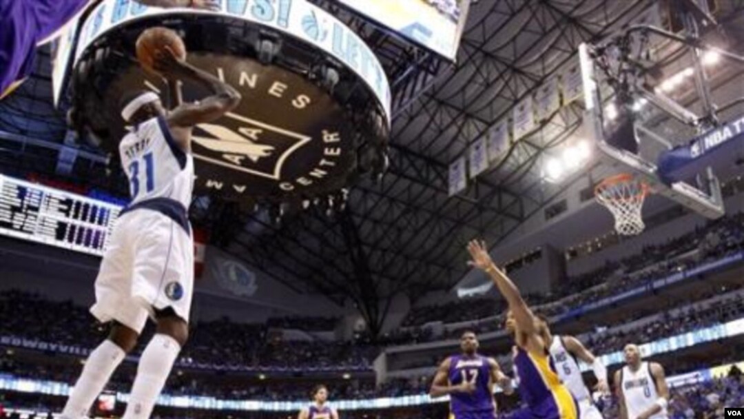 Jason Terry melepaskan tembakan tiga angka ketika melawan Los Angeles Lakers di game 4 putaran kedua playoff NBA hari Minggu (8/5) di Dallas. Mavericks menang 122-86.