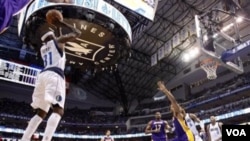 Jason Terry melepaskan tembakan tiga angka ketika melawan Los Angeles Lakers di game 4 putaran kedua playoff NBA hari Minggu (8/5) di Dallas. Mavericks menang 122-86.