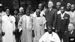 Des anciens combattants venus du Madagascar et du reste de l’Afrique lors d’une rencontre avec le président français Charles de Gaule à Paris, France, 13 juillet 1962.