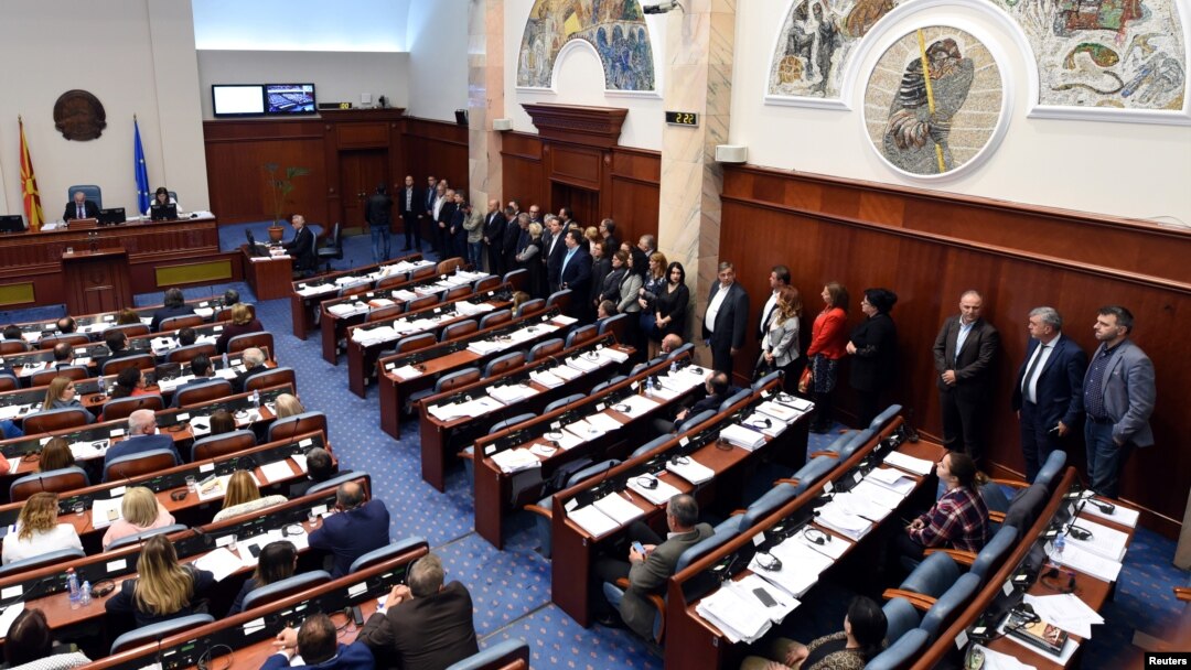 Grupa poslanika opozicione VMRO-DPMNE stoji u znak bojkota dok makedonski parlament glasa o početku procedure za promenu ustava zemlje.
