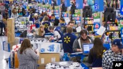 Suasana di salah satu toko eceran Walmart di kota Bentonville, Arkansas (foto: dok),