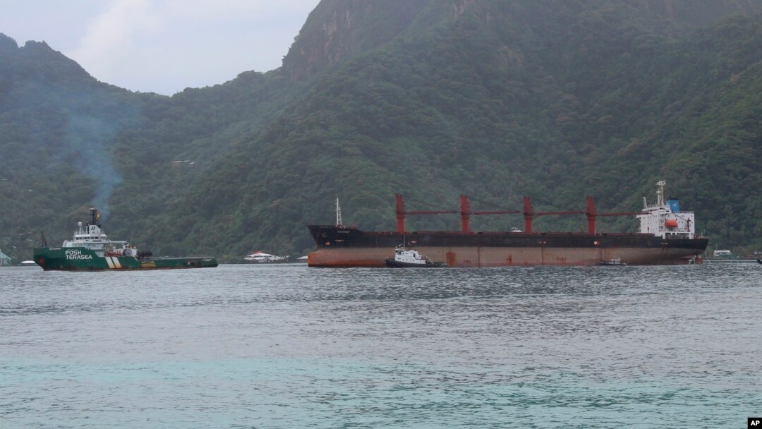 Kapal kargo Korea Utara, Wise Honest (kanan) diderek ke Pelabuhan Pago Pago, 11 Mei 2019 di Pago Pago, Samoa Amerika.
