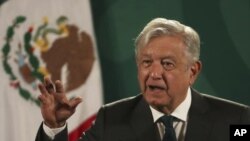 El presidente de México, Andrés Manuel López Obrador, da su conferencia de prensa diaria en el Palacio Nacional de la Ciudad de México, el martes 8 de junio de 2021.