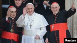 ວັງວາຕິກັນ ເລືອກເອົາພະກາດີນານ Jorge
Bergoglio (ກາງ) ຂອງອາເຈັນຕີນາໃຫ້ເປັນຜູ້ນໍາຂອງສາສະ ໜາໂຣມັນຄາໂຕລິກຄົນໃໝ່