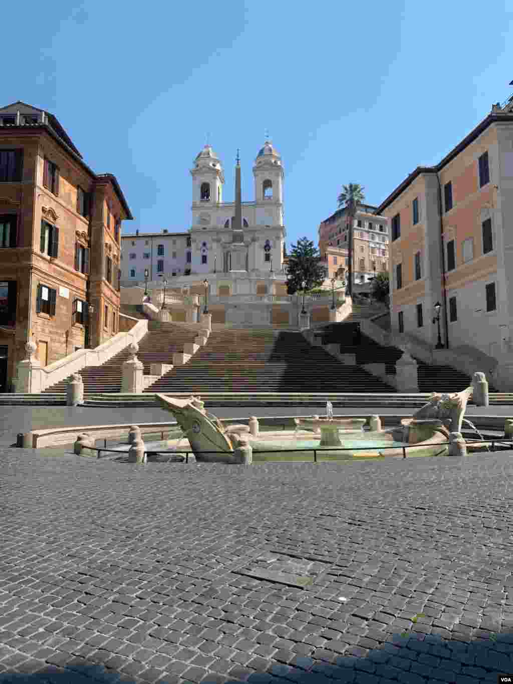 The popular Spanish Steps and the Bernini fountain are deserted. (Photo: Sabina Castelfranco / VOA)
