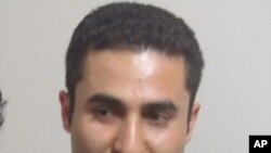 Wahab Binavî bersîva pirsên Robîn Reşvan dide. Calgary, Kanada, 2011