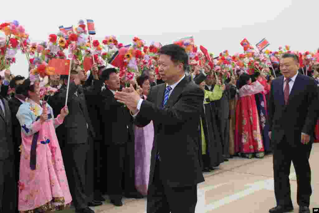 2018年4月13日，朝鲜人欢迎中共中联部部长宋涛为首的中国艺术团到平壤机场。一大群中国演员抵达朝鲜参加4月31日春季友谊艺术节。