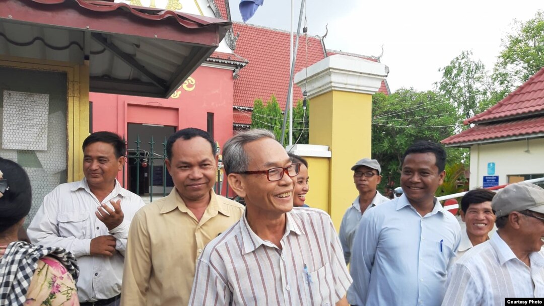 Sang Bunmao, mantan pimpinan CNRP Svay Por meninggalkan Pengadilan Provinsi Battambang, 8 Mei 2019. (Foto: Licadho, provinsi Battambang)