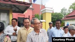 Sang Bunmao, mantan pimpinan CNRP Svay Por meninggalkan Pengadilan Provinsi Battambang, 8 Mei 2019. (Foto: Licadho, provinsi Battambang)