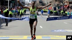 El etíope Lemi Berhanu Hayle se adjudicó la Maratón de Boston 2016.