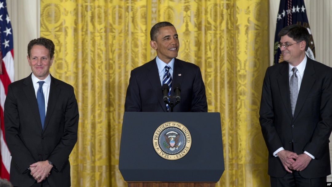 Presiden AS Barack Obama saat mengumumkan nominasi Jacob Lew (kanan) untuk jabatan Menteri Keuangan didampingi Menkeu AS Timothy Geithner (kiri), Kamis (10/1).