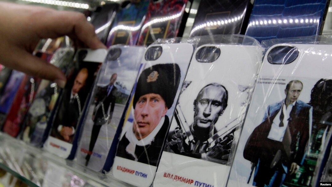 Hộp đựng điện thoại di động với hình Tổng thống Nga Vladimir Putin tại một cửa hàng điện tử ở Stavropol, miền nam nước Nga, 12/2/15