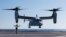 Máy bay MV-22 Osprey của Thủy quân lục chiến Hoa Kỳ thực hành cất cánh và hạ cánh trên sàn đáp của HMAS Adelaide ở Quần đảo Whitsunday ngoài khơi Australia trong Cuộc tập trận Sea Raider vào ngày 7 tháng 8 năm 2023 .
