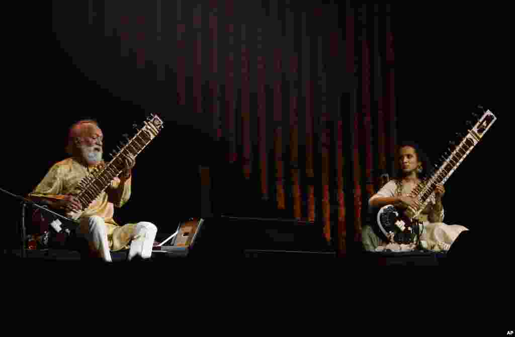 Ravi Shankar pada pertunjukan di Bangalore, India, bersama putrinya Anoushka Shankar (7/2/2012). 