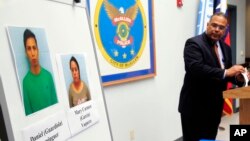 El jefe de la policía de McAllen, Víctor Rodríguez, muestra las fotos de Daniel Guardiola Dominiguez, y Mary Carmen Garcia, arrestados por usar tarjetas de crédito fraudulentas.