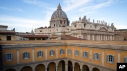 Una clinica del Vaticano fue desalojada para ser desinfectada tras detectarse un sacerdote contagiado. El Papa Francisco en tanto se recupera de un resfriado. Foto AP