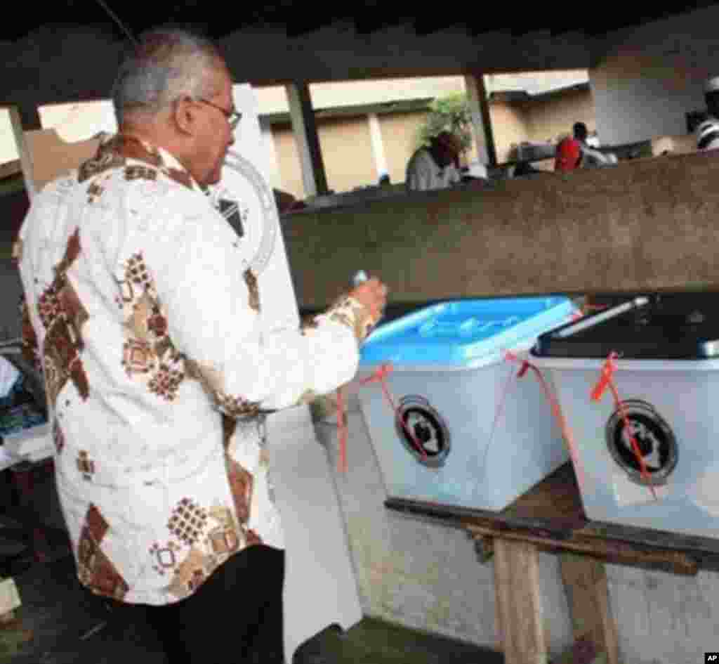 Dk Salim Ahmed Salim, waziri mkuu wa zamani wa Tanzania akipiga kura yake jijini Dar es Salaam