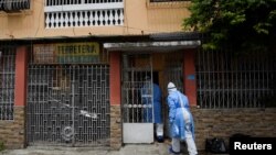 Médecins de l’équipe nationale d’intervention rapide pour la maladie Covid-19 allant prélever un échantillon de cas suspect, Guayaquil, 29 avril 2020. (REUTERS/Santiago Arcos)