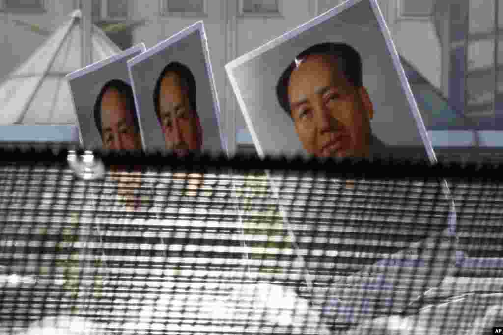 Anti-Japan protesters hold portraits of the late Communist leader Mao Zedong as they march outside the Japanese Embassy in Beijing, China, September 16, 2012.